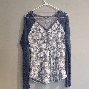 Miss Me Women's Large Floral Lace Blue and White Long Sleeve Top‎